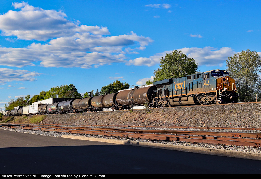 CSX 3015 on M-403